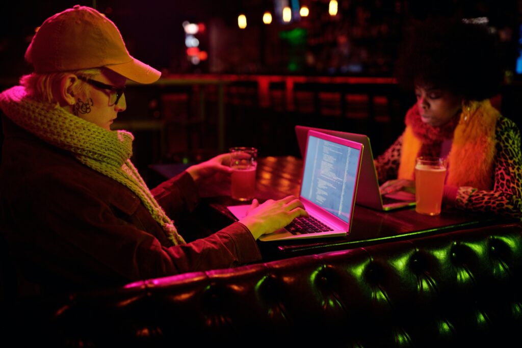 2 pessoas em um restaurante fazendo programação.